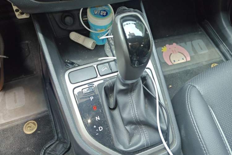 Used Hyundai ix25 2015 1.6L Automatic Two-Wheel Drive Smart GLS Trim Gear Lever