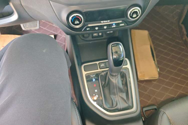 Used Hyundai ix25 2015 1.6L Automatic Two-Wheel-Drive Deluxe DLX Model Gear Lever
