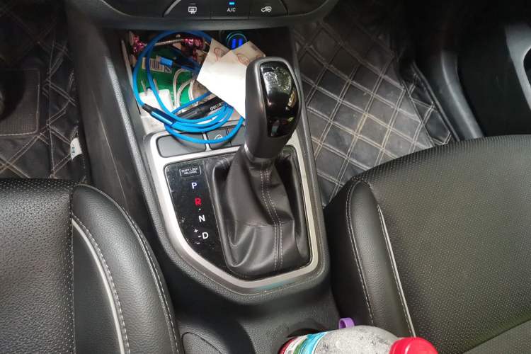 Used Hyundai ix25 2015 1.6L Automatic Two-Wheel Drive Smart GLS Trim Gear Lever