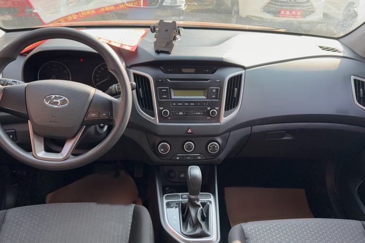 Used Hyundai ix25 2015 1.6L Automatic Two-Wheel Drive Fashionable GS Model Interior 2