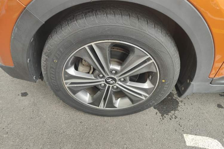 Used Hyundai ix25 2015 2.0L Automatic 4x4 Deluxe DLX Left Front Wheel Hub