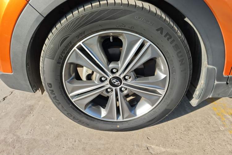 Used Hyundai ix25 2015 1.6L Automatic Two-Wheel-Drive Deluxe DLX Model Left Front Wheel Hub