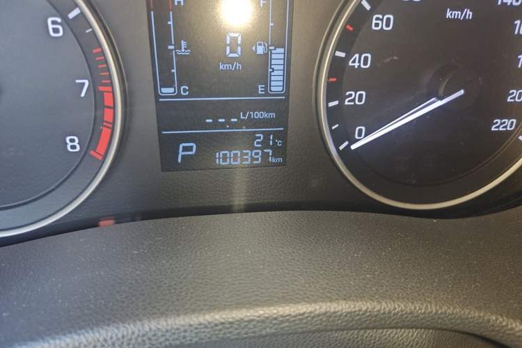Used Hyundai ix25 2015 1.6L Automatic Two-Wheel-Drive Deluxe DLX Model Odometer Close Up