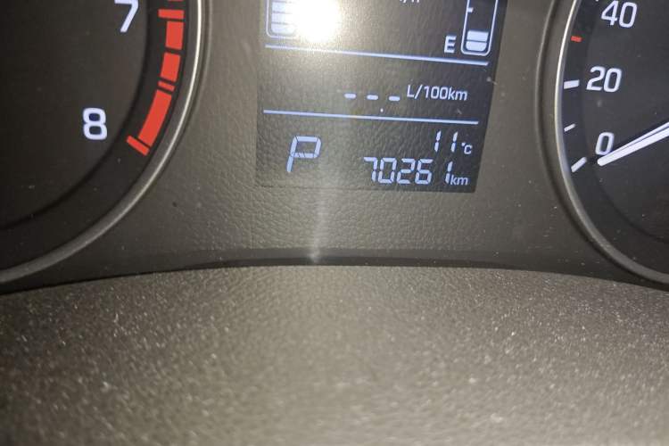 Used Hyundai ix25 2015 1.6L Automatic Two-Wheel-Drive Deluxe DLX Model Odometer Close Up
