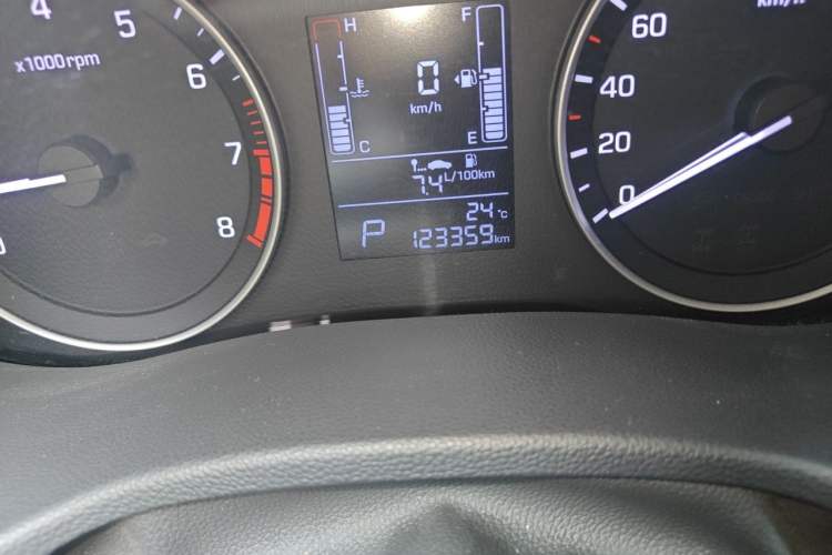 Used Hyundai ix25 2015 1.6L Automatic Two-Wheel Drive Smart GLS Trim Odometer Close Up