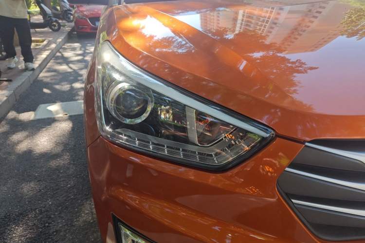 Used Hyundai ix25 2015 1.6L Automatic Two-Wheel-Drive Deluxe DLX Model Right Front Headlight