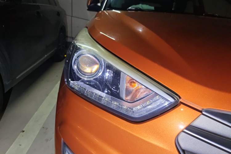 Used Hyundai ix25 2015 1.6L Automatic Two-Wheel-Drive Deluxe DLX Model Right Front Headlight