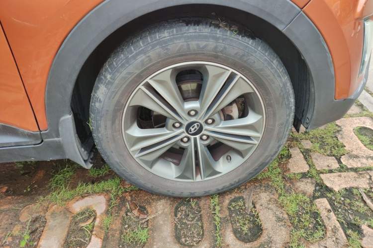 Used Hyundai ix25 2015 1.6L Automatic Two-Wheel Drive Smart GLS Trim Right Front Wheel Hub