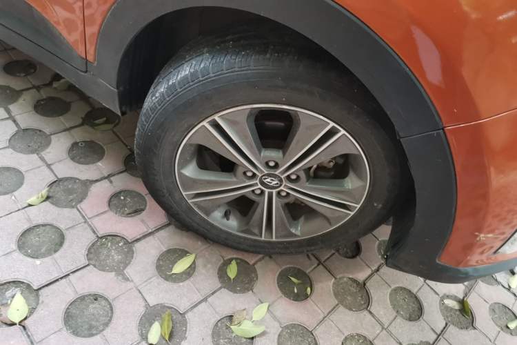 Used Hyundai ix25 2015 1.6L Automatic Two-Wheel Drive Smart GLS Trim Right Front Wheel Hub