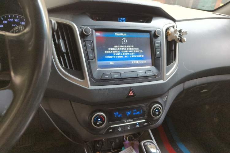 Used Hyundai ix25 2015 1.6L Automatic Two-Wheel-Drive Deluxe DLX Model Audio And AC Panel
