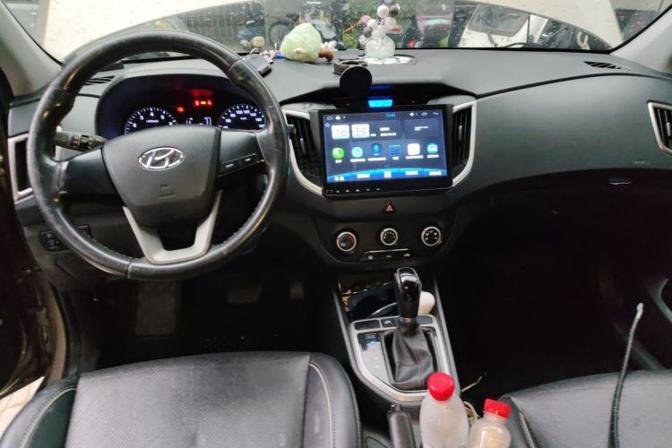 Used Hyundai ix25 2015 1.6L Automatic Two-Wheel-Drive Deluxe DLX Model Center Console