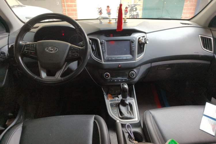 Used Hyundai ix25 2015 1.6L Automatic Two-Wheel-Drive Deluxe DLX Model Center Console