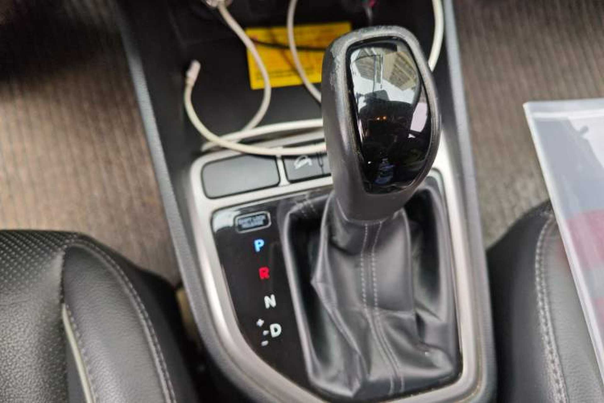Used Hyundai ix25 2015 1.6L Automatic Two-Wheel Drive Smart GLS Trim Gear Lever