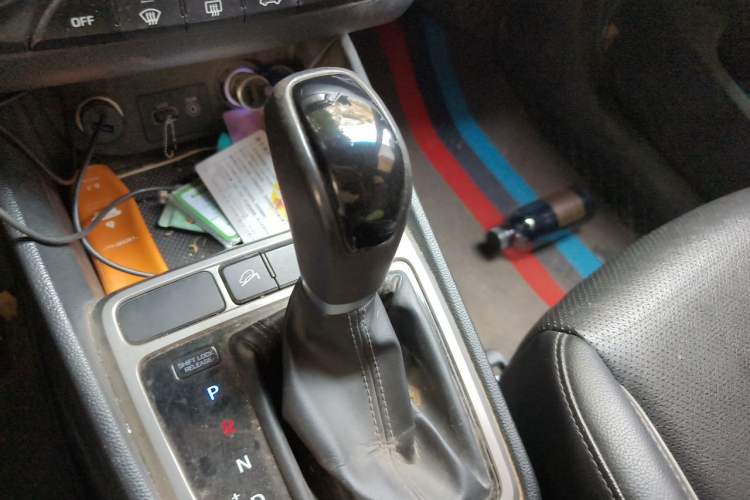 Used Hyundai ix25 2015 1.6L Automatic Two-Wheel-Drive Deluxe DLX Model Gear Lever