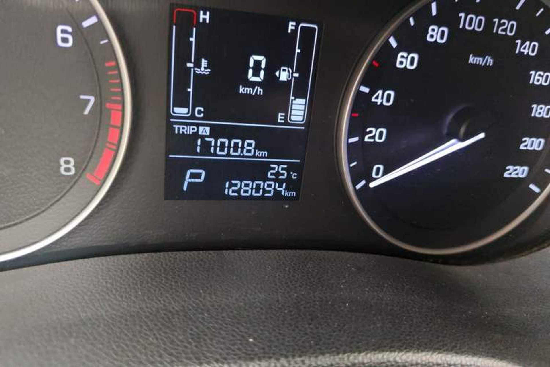 Used Hyundai ix25 2015 1.6L Automatic Two-Wheel Drive Smart GLS Trim Odometer Close Up