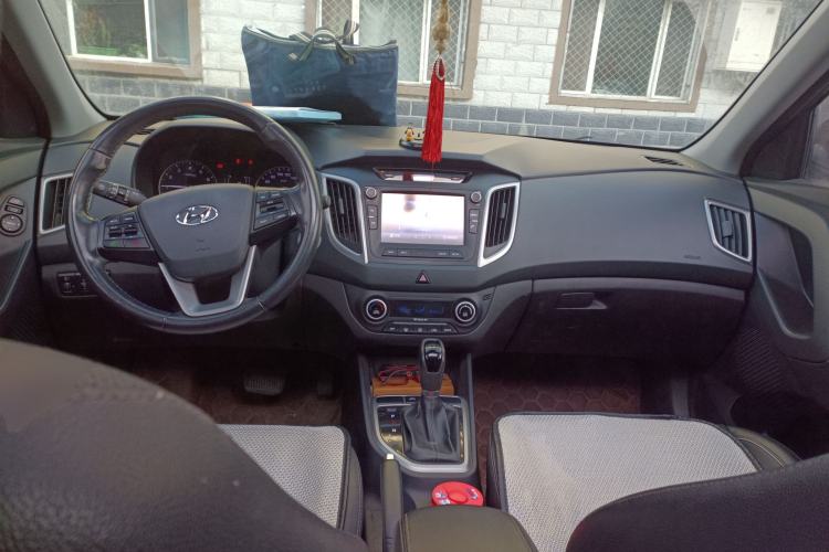 Used Hyundai ix25 2015 1.6L Automatic Two-Wheel-Drive Deluxe DLX Model Center Console