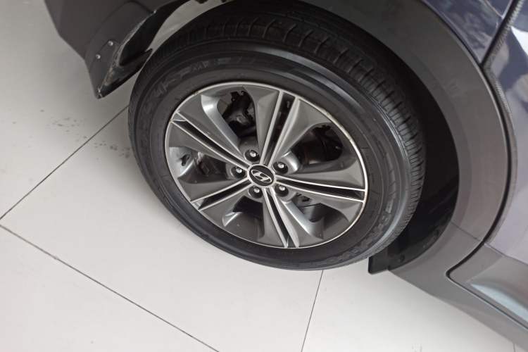Used Hyundai ix25 2015 1.6L Automatic Two-Wheel-Drive Deluxe DLX Model Exterior 2