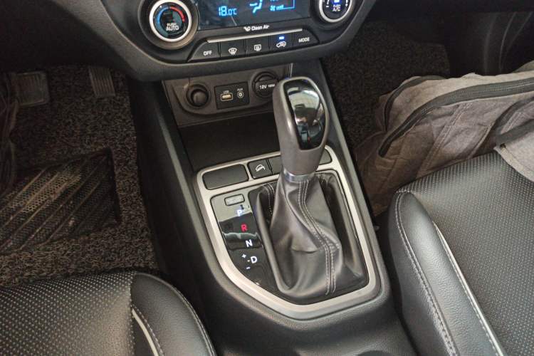 Used Hyundai ix25 2015 1.6L Automatic Two-Wheel-Drive Deluxe DLX Model Gear Lever
