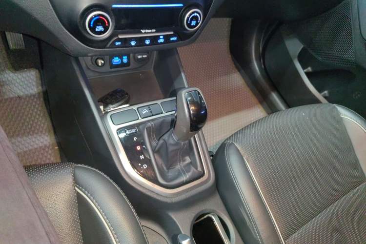 Used Hyundai ix25 2015 1.6L Automatic Two-Wheel-Drive Deluxe DLX Model Gear Lever