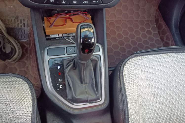 Used Hyundai ix25 2015 1.6L Automatic Two-Wheel-Drive Deluxe DLX Model Gear Lever