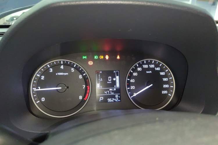 Used Hyundai ix25 2015 1.6L Automatic Two-Wheel-Drive Deluxe DLX Model Instrument Cluster