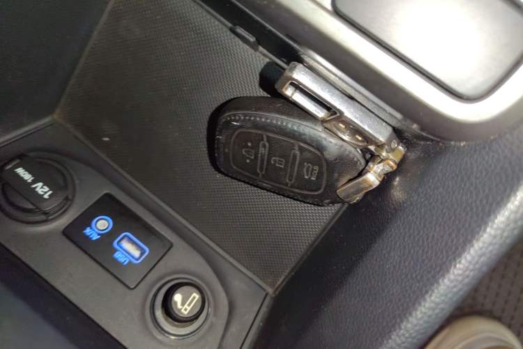 Used Hyundai ix25 2015 1.6L Automatic Two-Wheel-Drive Deluxe DLX Model Interior 1