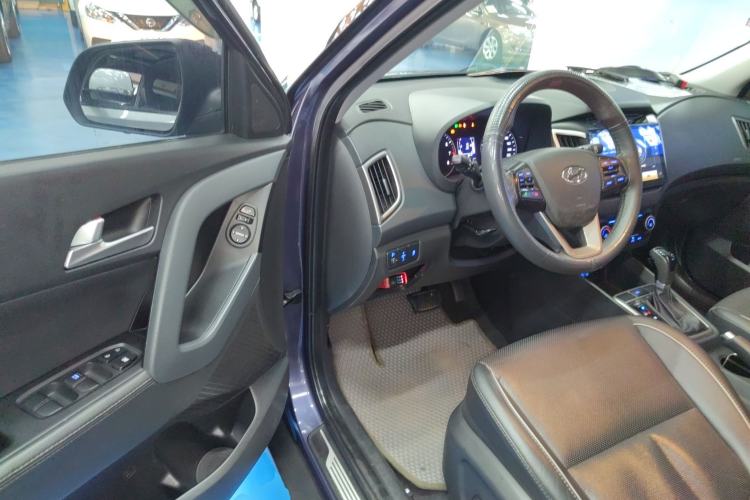 Used Hyundai ix25 2015 1.6L Automatic Two-Wheel-Drive Deluxe DLX Model Interior 3
