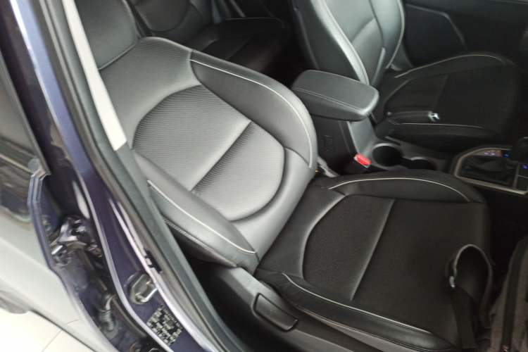 Used Hyundai ix25 2015 1.6L Automatic Two-Wheel-Drive Deluxe DLX Model Right Front Seat