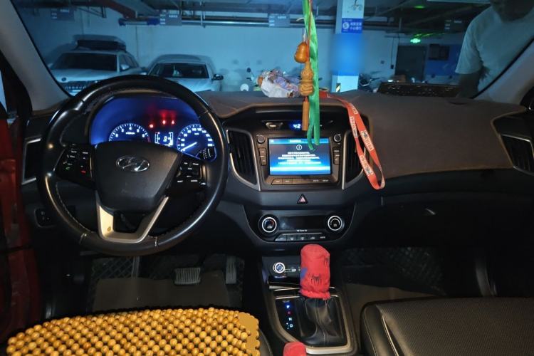 Used Hyundai ix25 2015 1.6L Automatic Two-Wheel-Drive Deluxe DLX Model Center Console