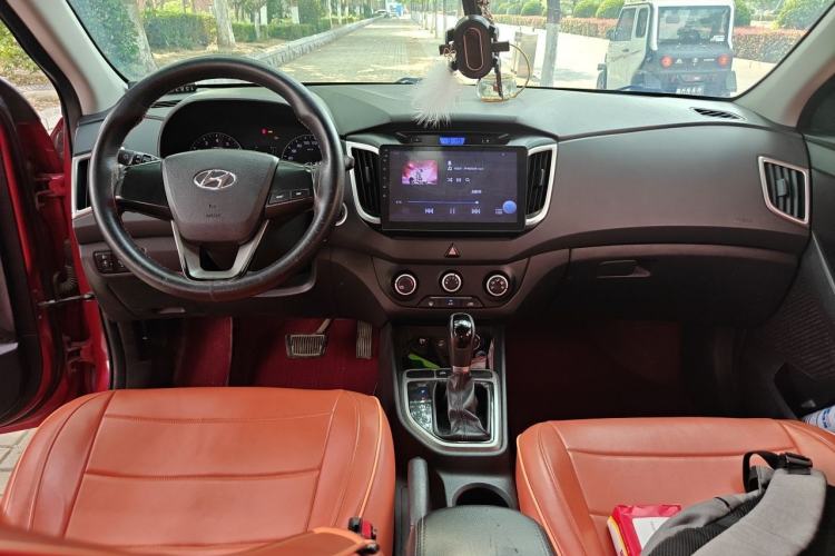 Used Hyundai ix25 2015 1.6L Automatic Two-Wheel Drive Smart GLS Trim Center Console