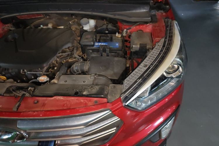 Used Hyundai ix25 2015 1.6L Automatic Two-Wheel-Drive Deluxe DLX Model Engine Bay Left