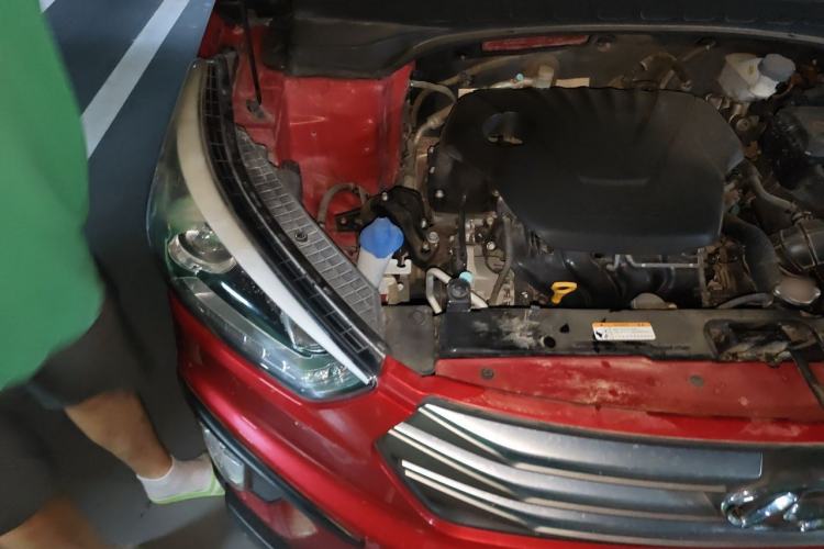 Used Hyundai ix25 2015 1.6L Automatic Two-Wheel-Drive Deluxe DLX Model Engine Bay Right