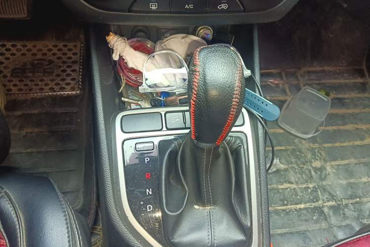 Used Hyundai ix25 2015 1.6L Automatic Two-Wheel Drive Smart GLS Trim Gear Lever