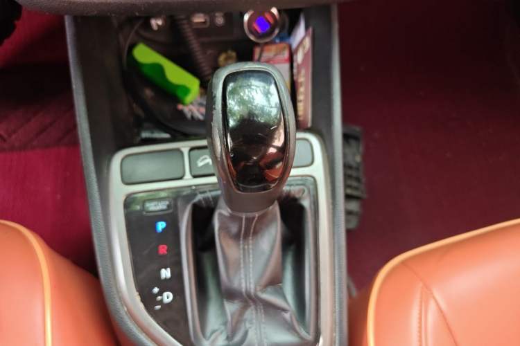 Used Hyundai ix25 2015 1.6L Automatic Two-Wheel Drive Smart GLS Trim Gear Lever