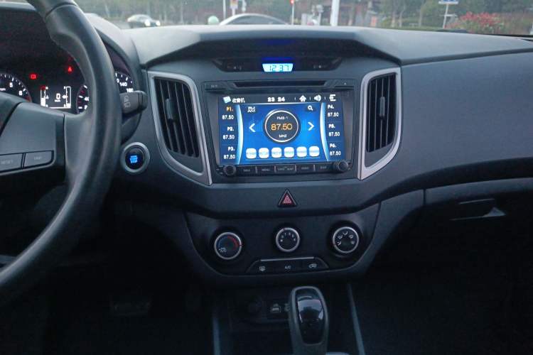 Used Hyundai ix25 2015 1.6L Automatic Two-Wheel Drive Smart GLS Trim Audio And AC Panel