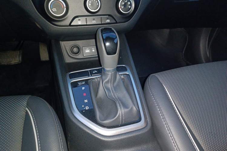 Used Hyundai ix25 2015 1.6L Automatic Two-Wheel Drive Smart GLS Trim Gear Lever