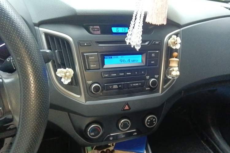 Used Hyundai ix25 2015 1.6L Automatic Two-Wheel Drive Smart GLS Trim Audio And AC Panel