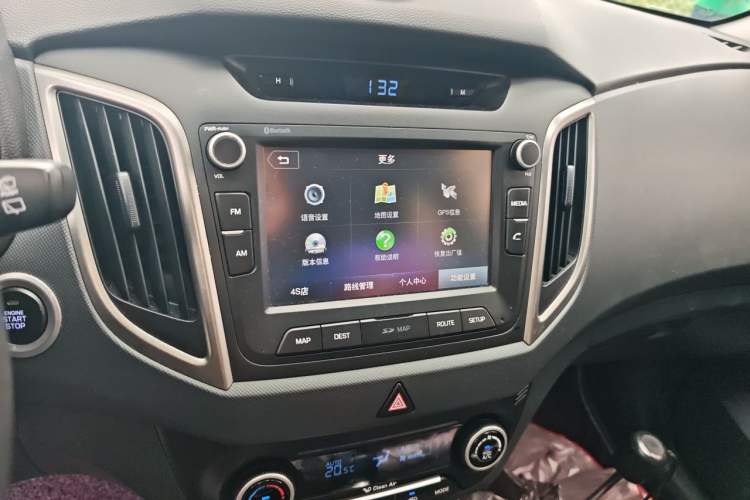 Used Hyundai ix25 2015 1.6L Automatic Two-Wheel-Drive Deluxe DLX Model Audio And AC Panel