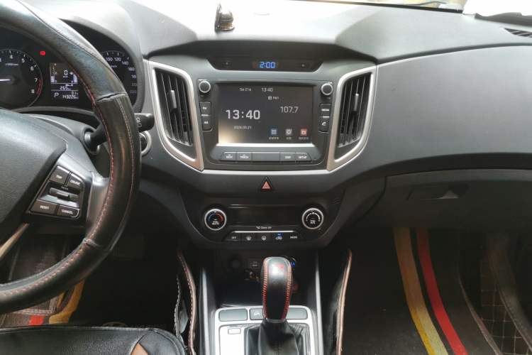 Used Hyundai ix25 2015 1.6L Automatic Two-Wheel-Drive Deluxe DLX Model Audio And AC Panel