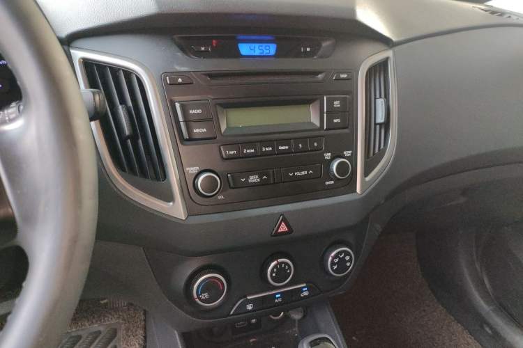 Used Hyundai ix25 2015 1.6L Automatic Two-Wheel Drive Smart GLS Trim Audio And AC Panel