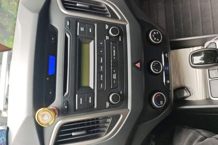 Used Hyundai ix25 2015 1.6L Automatic Two-Wheel Drive Smart GLS Trim Audio And AC Panel