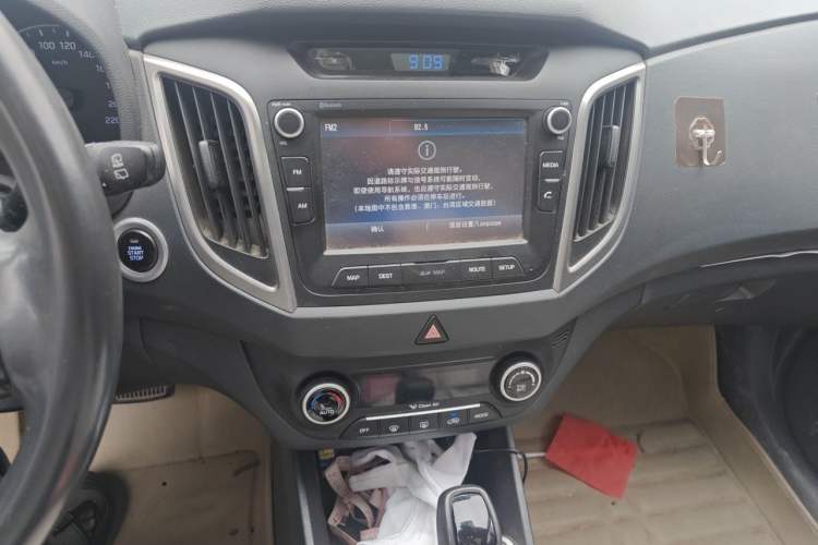 Used Hyundai ix25 2015 1.6L Automatic Two-Wheel-Drive Deluxe DLX Model Audio And AC Panel