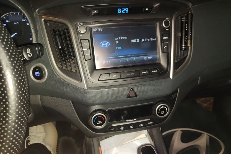 Used Hyundai ix25 2015 1.6L Automatic Two-Wheel-Drive Deluxe DLX Model Audio And AC Panel