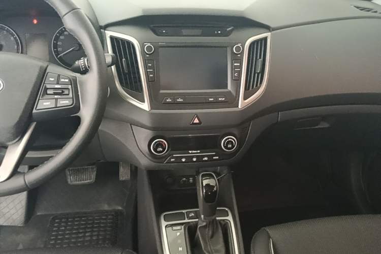 Used Hyundai ix25 2015 1.6L Automatic Two-Wheel-Drive Deluxe DLX Model Audio And AC Panel