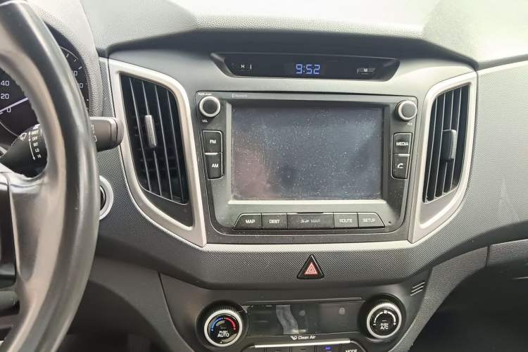 Used Hyundai ix25 2015 1.6L Automatic Two-Wheel-Drive Deluxe DLX Model Audio And AC Panel