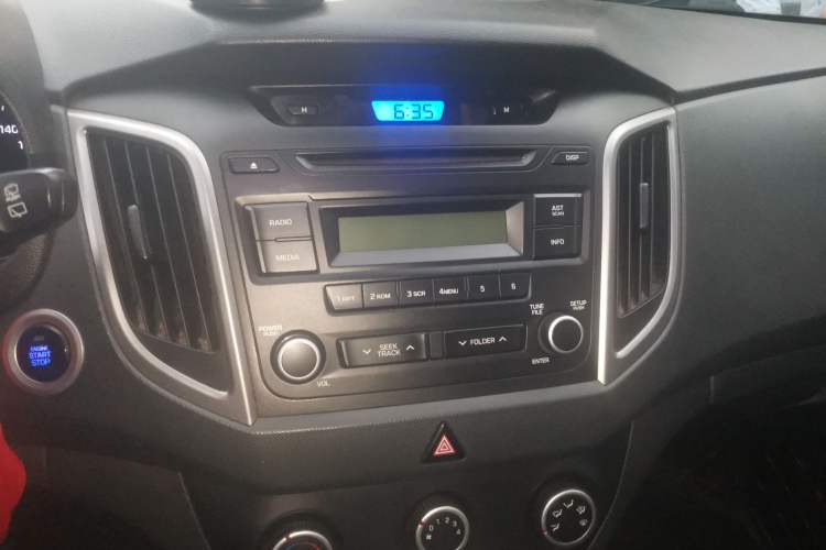 Used Hyundai ix25 2015 1.6L Automatic Two-Wheel Drive Smart GLS Trim Audio And AC Panel