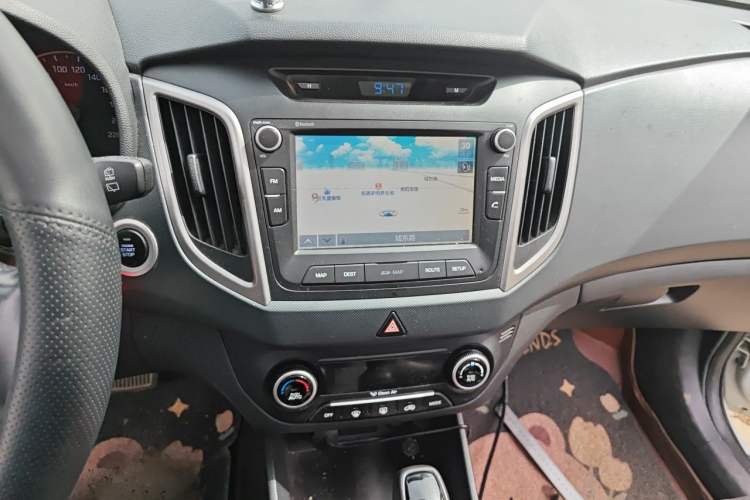 Used Hyundai ix25 2015 1.6L Automatic Two-Wheel-Drive Deluxe DLX Model Audio And AC Panel