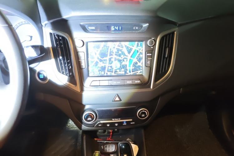 Used Hyundai ix25 2015 1.6L Automatic Two-Wheel-Drive Deluxe DLX Model Audio And AC Panel