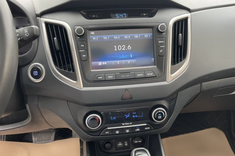 Used Hyundai ix25 2015 1.6L Automatic Two-Wheel-Drive Deluxe DLX Model Audio And AC Panel