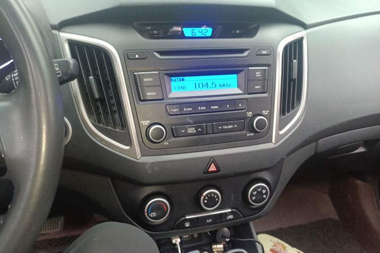 Used Hyundai ix25 2015 1.6L Automatic Two-Wheel Drive Smart GLS Trim Audio And AC Panel